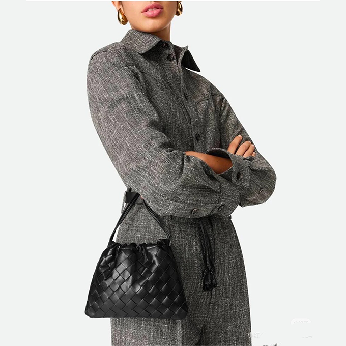 bottega veneta mini dustbag intrecciato leather drawstring crossbody pouch #816987